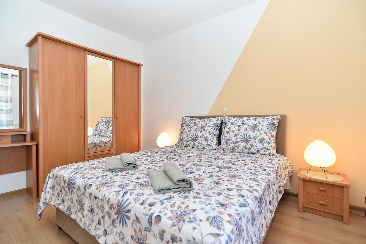 Apartments Milka 2074 Poreč Eksteriør bilde